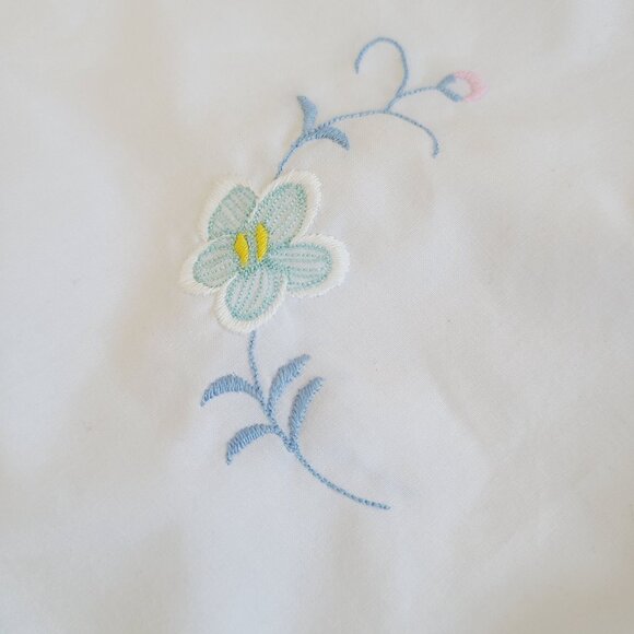 Vintage Linen Tablecloth Peacock Set With Embroidered Daisies Perma Press *READ* - Picture 4 of 16